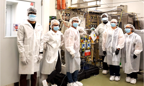 Brillante Wissenschaftler posieren für ein Foto im Labor