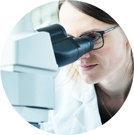 Un chercheur de Johnson & Johnson Consumer Health regarde dans un microscope
