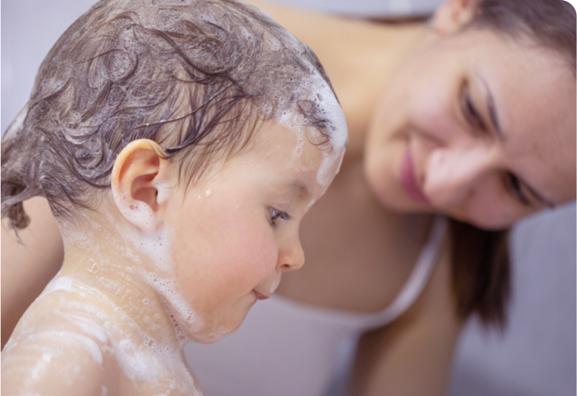Mãe lavando bebê com produto Johnson's